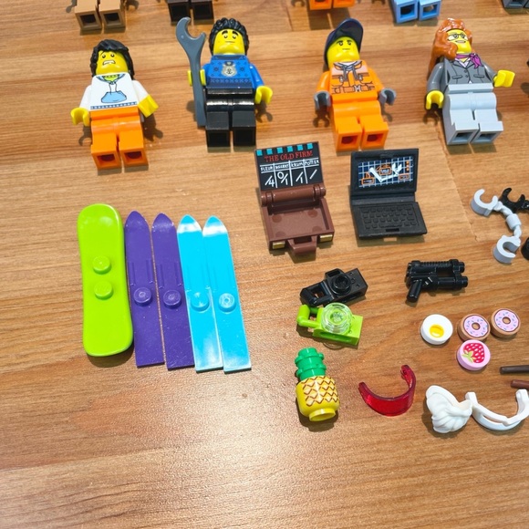 Lego Minifigures Lot of 32 Assorted Harry Potter Snowboard Skier Accessories - Picture 9 of 13